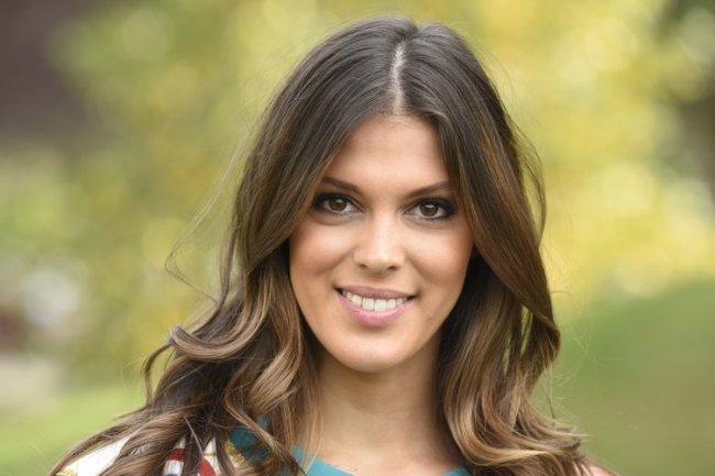 Iris Mittenaere : Sa Jeune Sœur Manon, Bien Loin d'être Méconnue